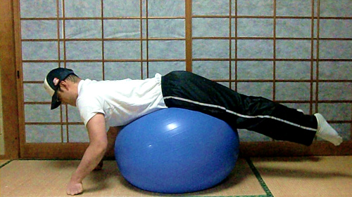 バランスボールを使った背筋運動（下げた状態）