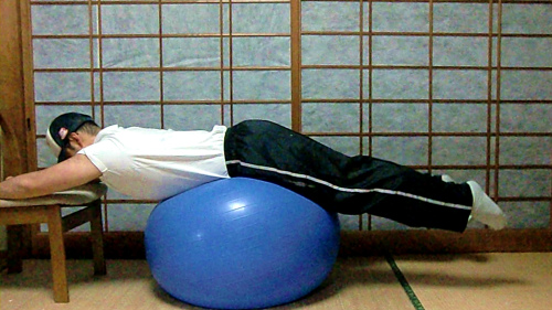 バランスボールを使った背筋トレーニング