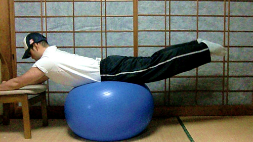 バランスボールを使った背筋トレーニング